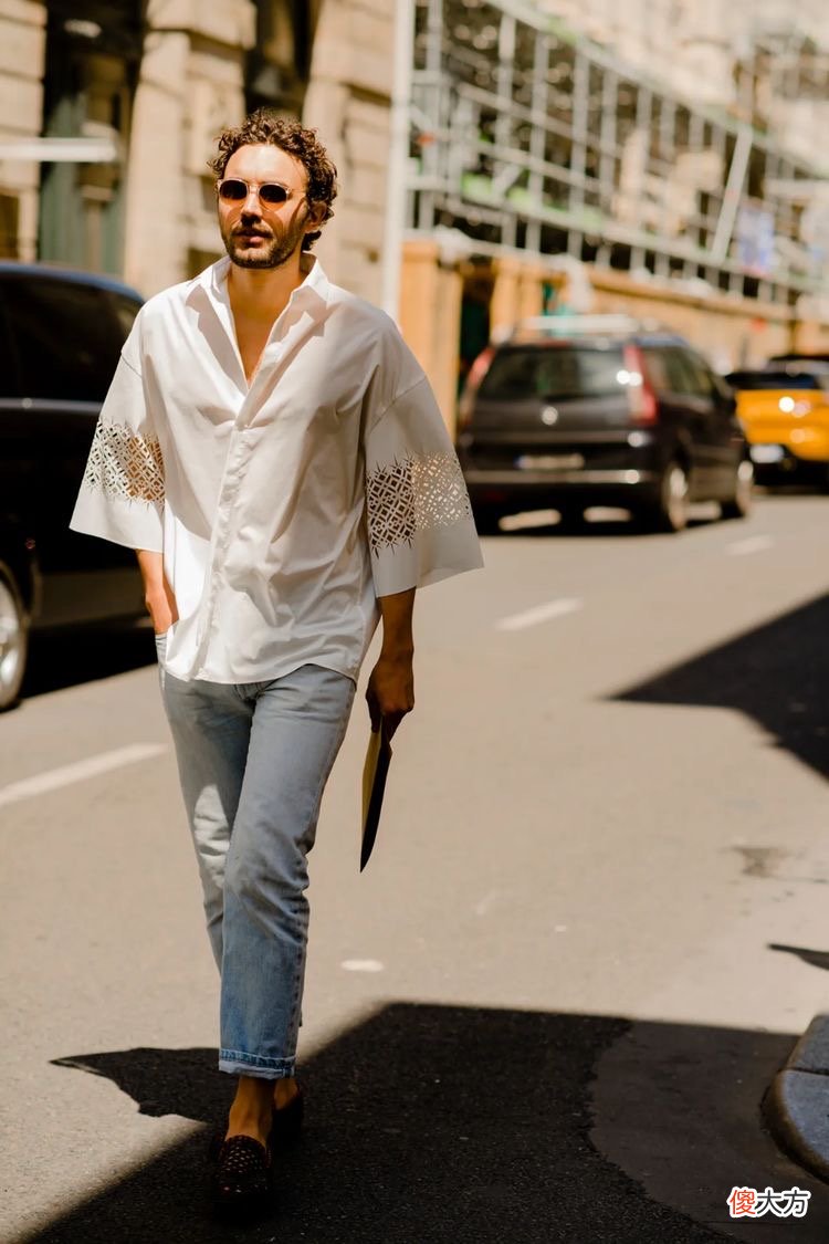 【时尚一点】不好意思，白衬衣这么穿就是比别人好看