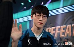 【游戏世界】LOL：对不起FPX，牛宝复出后给LPL观众道歉，抛开中野不谈说得对
