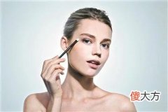 【就爱时尚】盛夏 给妆容加杯“凉白开”