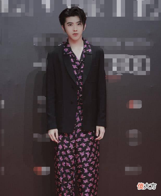 【就爱时尚】蔡徐坤穿睡衣走红毯，网友：人与花比美谁更娇！