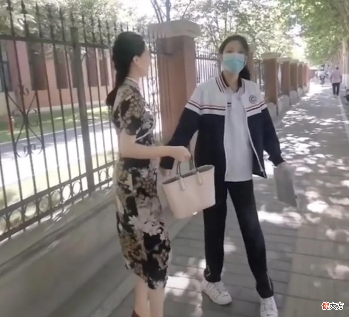 【时尚一点】淄博27岁姐姐穿旗袍梳妈妈生前发型送妹高考，替妈妈实现临终遗愿