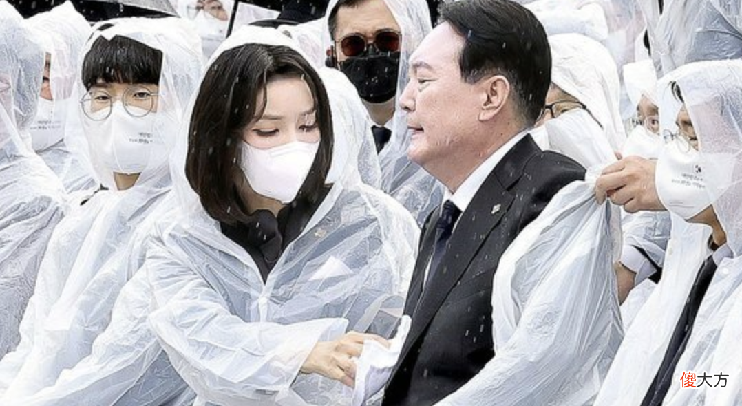 【时尚一点】韩国第一夫人金建希再度美出圈！穿雨衣都藏不住美貌，湿发造型太帅气