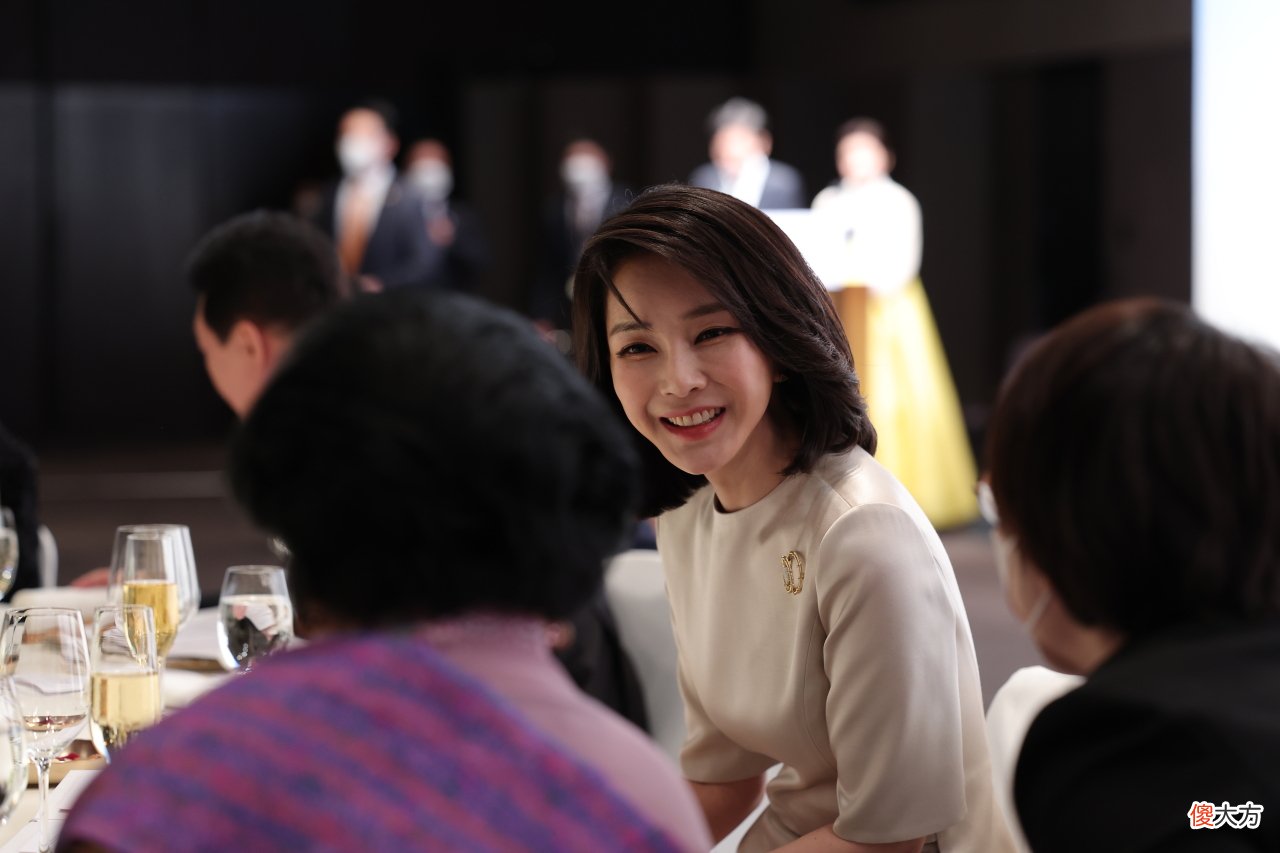 【时尚一点】韩国第一夫人金建希再度美出圈！穿雨衣都藏不住美貌，湿发造型太帅气