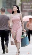 【时尚一点】粉色吊带裙的小姐姐，演绎出优雅不失浪漫的感觉，大方又靓丽