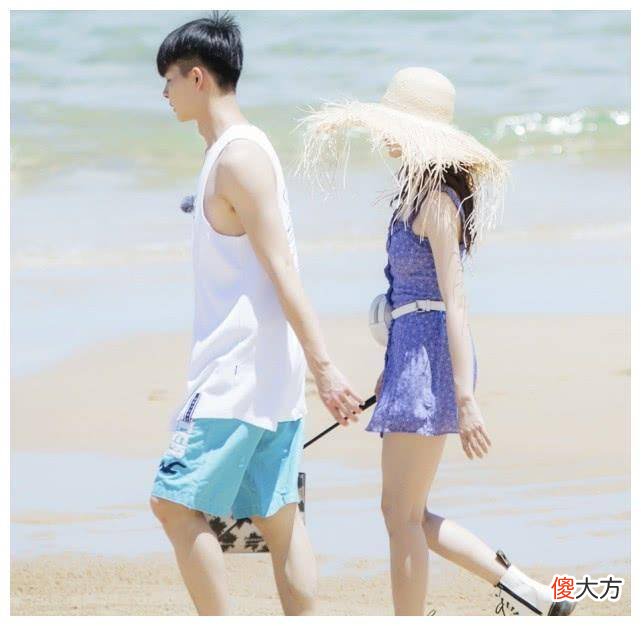 【就爱时尚】徐璐和张铭恩海边度假，只有鞋子模糊，徐璐是怎么想的？