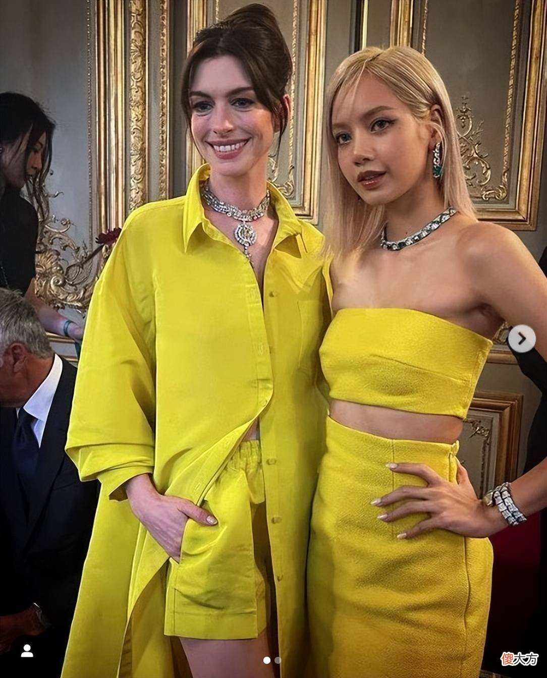 【时尚一点】blackpinklisa与安妮海瑟薇同穿鲜黄色造型