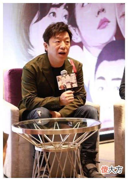 【时尚一点】黄渤海独自参加路演，身穿绿色印花西破洞裤子，45岁潮范十足