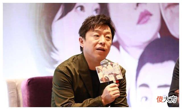 【时尚一点】黄渤海独自参加路演，身穿绿色印花西破洞裤子，45岁潮范十足