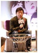 【时尚一点】黄渤海独自参加路演，身穿绿色印花西破洞裤子，45岁潮范十足