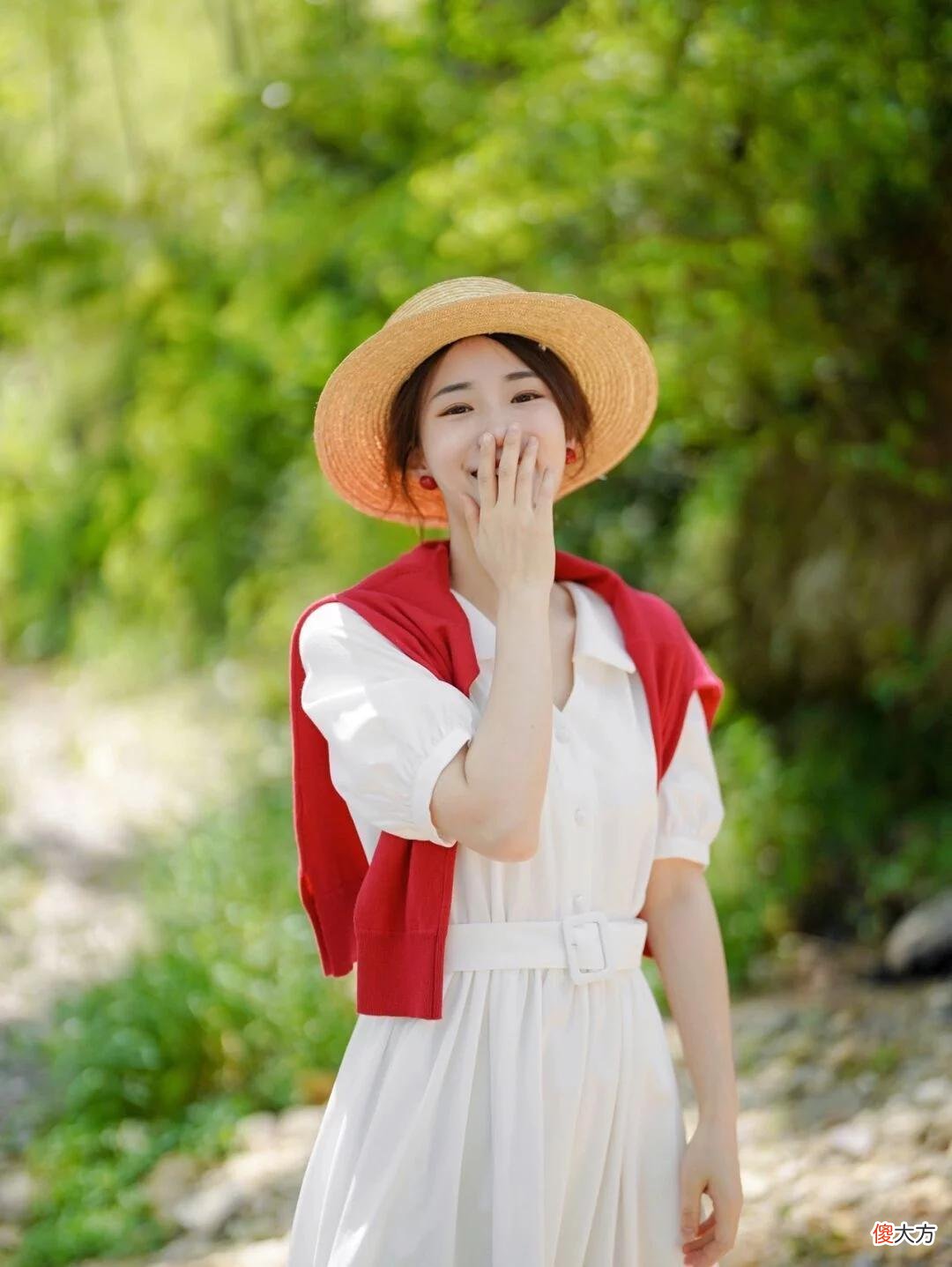 【就爱时尚】黄黑皮的女生，建议少穿黑白灰，多穿这5种颜色，气质又减龄