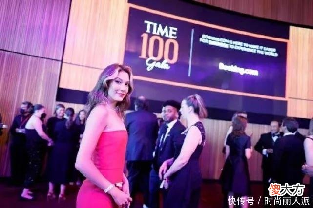 【时尚一点】谷爱凌穿中国红走《时代》红毯！抹胸裙没有勒出赘肉，身材太好了