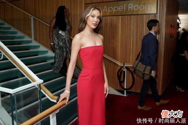 【时尚一点】谷爱凌穿中国红走《时代》红毯！抹胸裙没有勒出赘肉，身材太好了