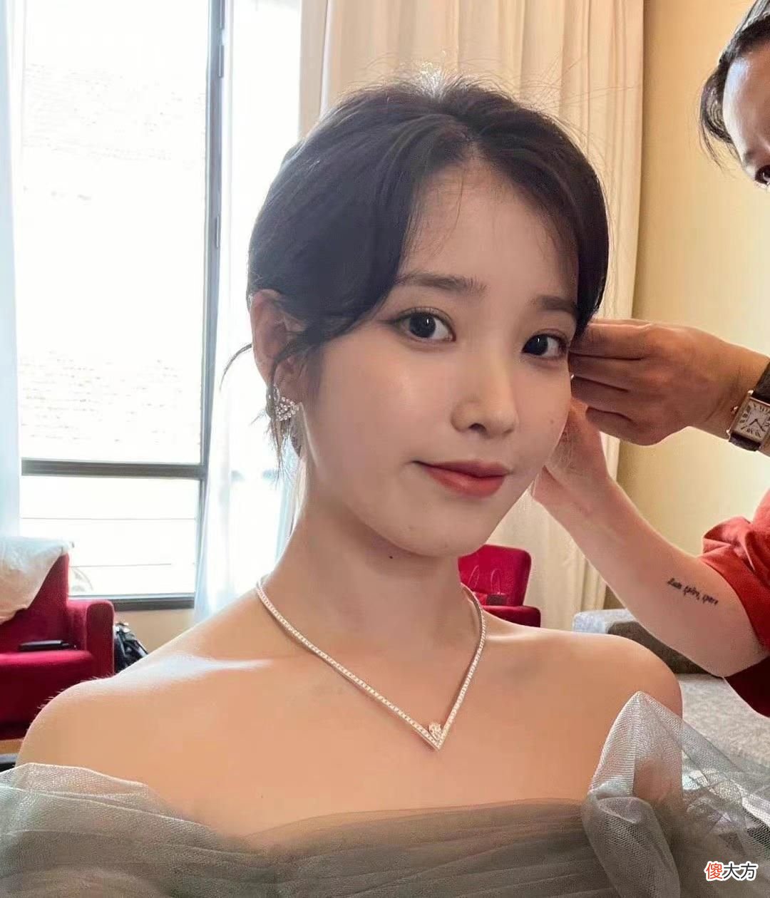 【时尚一点】IU久违尝试新风格，甜美公主变成利落女孩，干净清纯让人好心动！