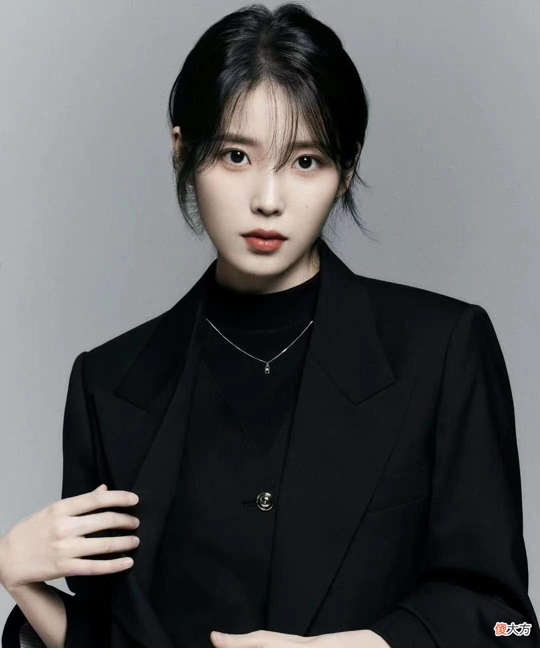 【时尚一点】IU久违尝试新风格，甜美公主变成利落女孩，干净清纯让人好心动！