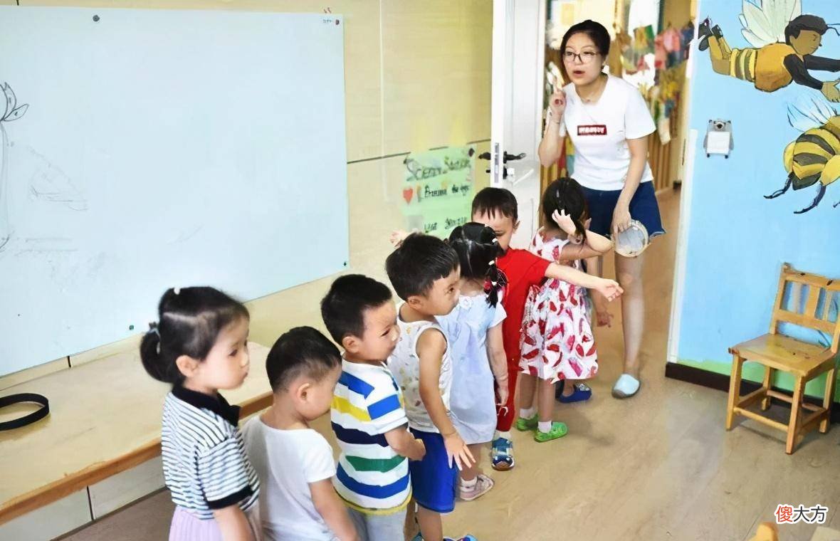 孩子为啥不愿意在幼儿园“上厕所”？有3个隐藏原因，家长要了解