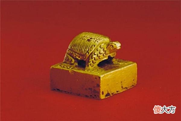 【历史故事】踢飞“土疙瘩”差点伤人,竟是一枚金印,500元被收走后来如何