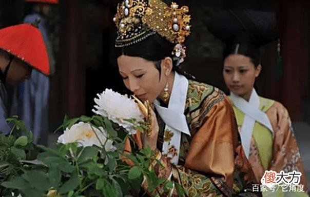 【爱历史】《甄嬛传》：皇后利用这份名册给华妃挖三个坑，华妃一个都没躲过