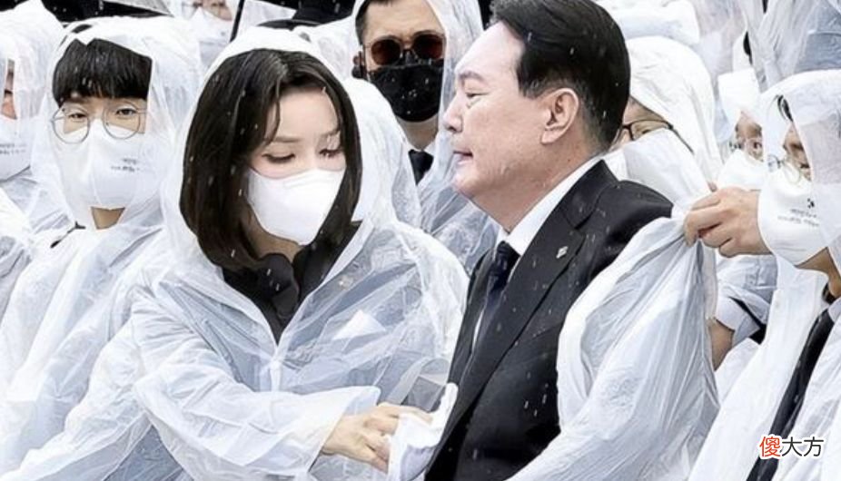 【时尚一点】韩国第一夫人凭美貌又火了！穿雨衣都能美成焦点，少女感真惊艳