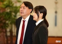 【时尚一点】韩国第一夫人凭美貌又火了！穿雨衣都能美成焦点，少女感真惊艳