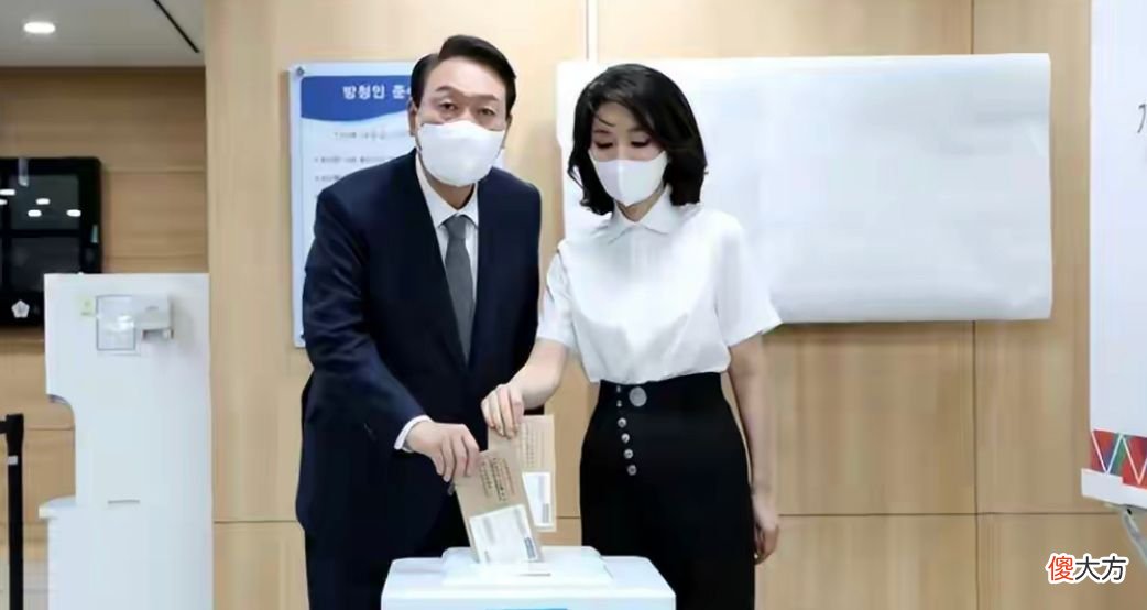 【时尚一点】韩国第一夫人凭美貌又火了！穿雨衣都能美成焦点，少女感真惊艳