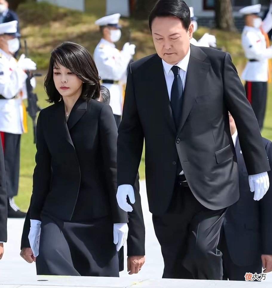 【时尚一点】韩国第一夫人凭美貌又火了！穿雨衣都能美成焦点，少女感真惊艳
