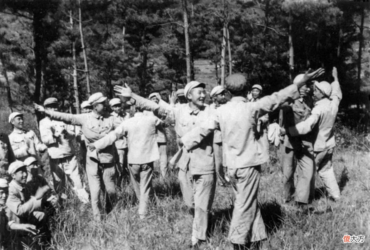 【爱历史】副司令回国汇报，被战友邀请参加欢迎舞会，跳舞时高呼“救命”