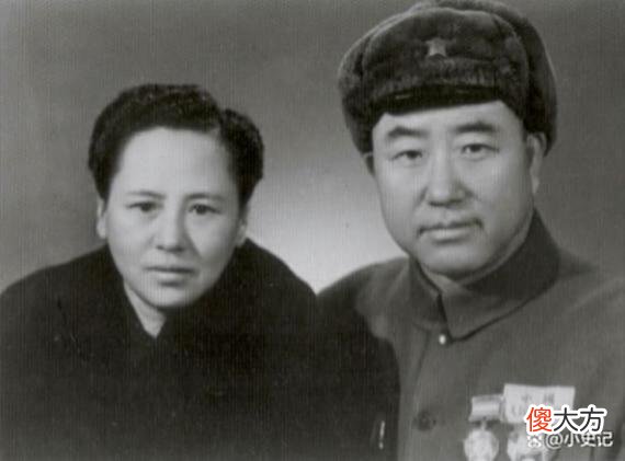 【爱历史】董其武坐火车，列车员态度欠缺，下车后告诫他们：尊重每一位乘客
