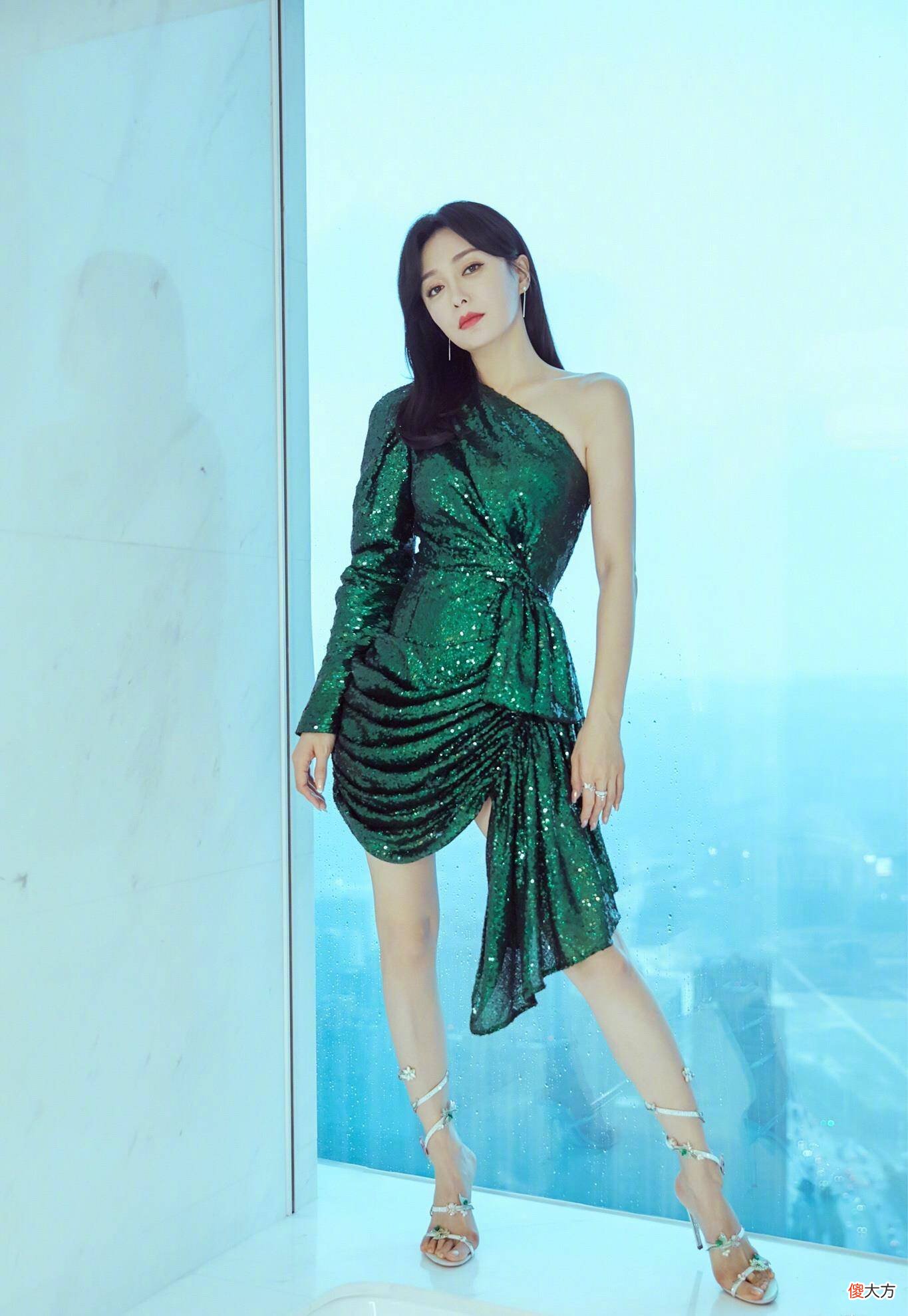 【时尚一点】秦岚的黑色抹身材礼服，可盐可甜，各种风格都可以轻松驾驭！