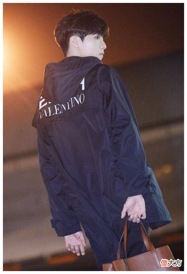 【就爱时尚】陈立农机场穿潮鞋，颜色比普通鞋丰富多了，配色真绝妙