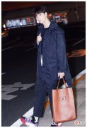 【就爱时尚】陈立农机场穿潮鞋，颜色比普通鞋丰富多了，配色真绝妙