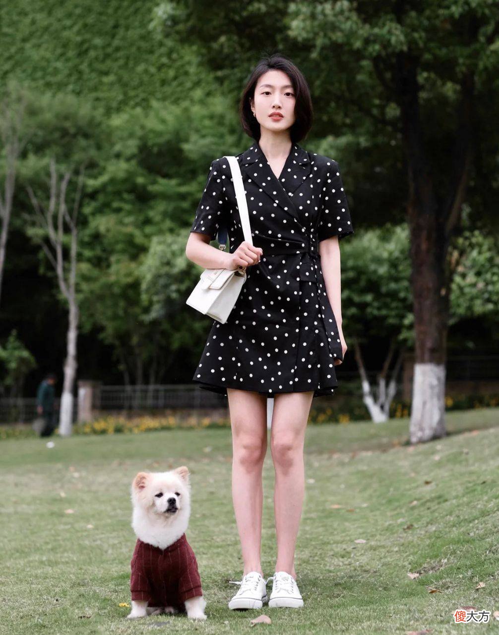 【就爱时尚】“连衣裙+小白鞋”，能让40岁的你，瞬间穿出20岁的少女感
