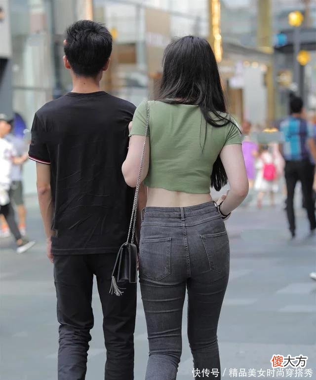【时尚一点】牛仔裤紧身的款式很衬身材的美，上身搭配一件莫奈绿的短款上衣街范感满满