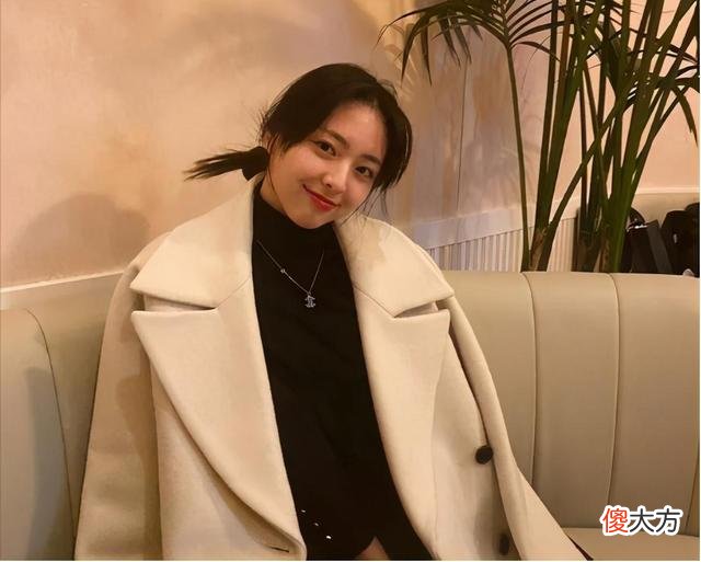【就爱时尚】古力娜扎高领毛衣太甜了， 真的美炸了