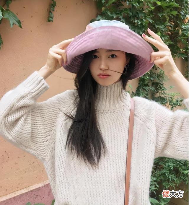 【就爱时尚】古力娜扎高领毛衣太甜了， 真的美炸了
