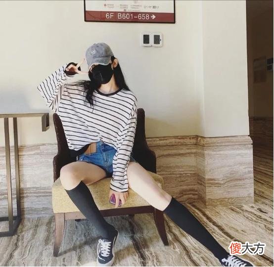 【就爱时尚】条纹衫+格子裙，这个秋天就要这样穿！