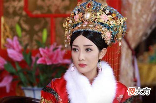 【历史故事】姐妹俩同时嫁康熙，姐姐成皇后宠冠六宫，妹妹成清朝最特殊的贵妃