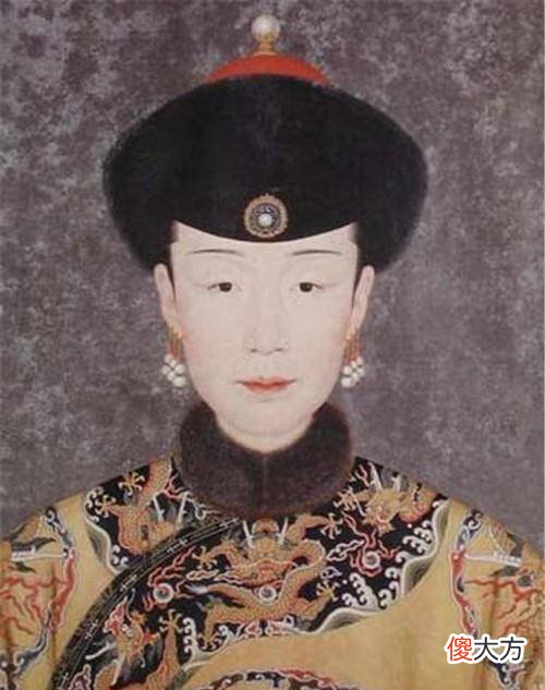 【历史故事】姐妹俩同时嫁康熙，姐姐成皇后宠冠六宫，妹妹成清朝最特殊的贵妃