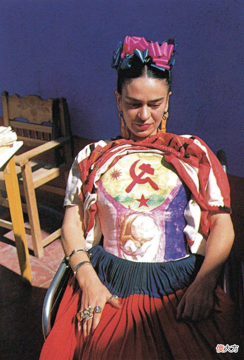 【就爱时尚】夏天又到了碎花的季节，墨西哥艺术家 Frida Kahlo对时装的影响