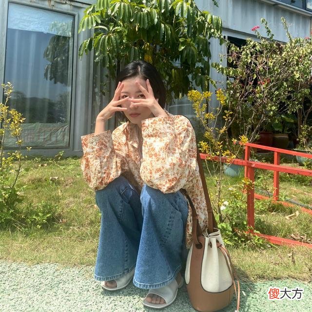 【就爱时尚】碎花衬衫搭配牛仔裤,甜酷少女必备
