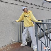【就爱时尚】碎花衬衫搭配牛仔裤,甜酷少女必备