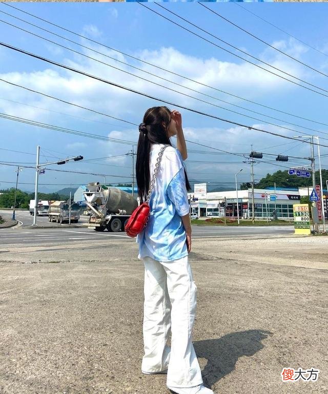 【时尚一点】格子裙怎么穿才有少女感？