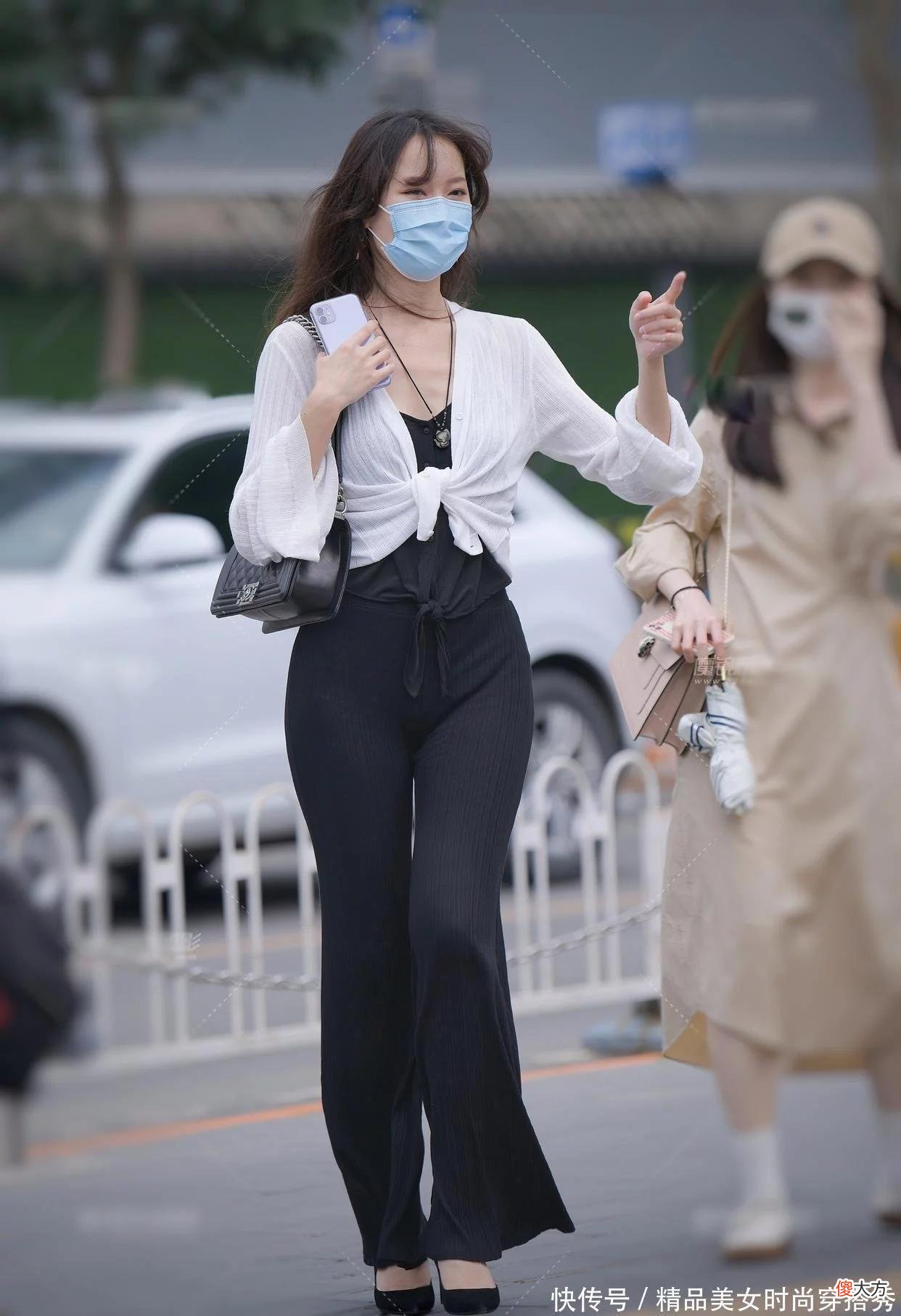 【就爱时尚】白色小衫搭配黑色内衬和休闲直筒裤，典型的黑白配穿搭不仅醒目吸睛，而且还显优雅别致