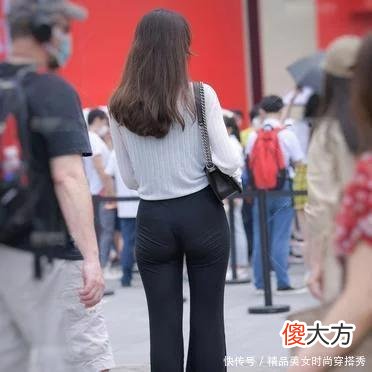 【就爱时尚】白色小衫搭配黑色内衬和休闲直筒裤，典型的黑白配穿搭不仅醒目吸睛，而且还显优雅别致