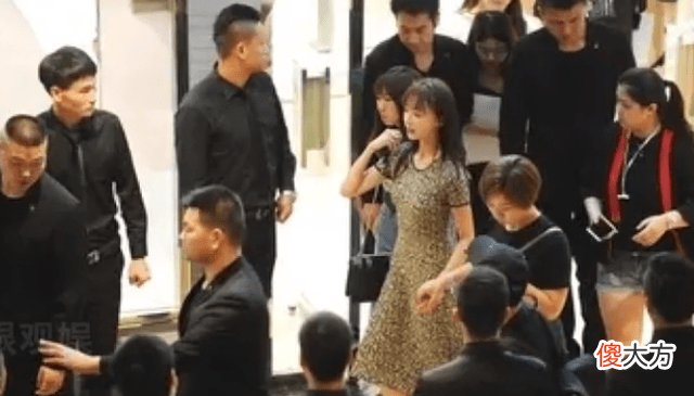 【时尚一点】明星走红毯不是份内事，宋茜气场倒是不小，马天宇尴尬极了