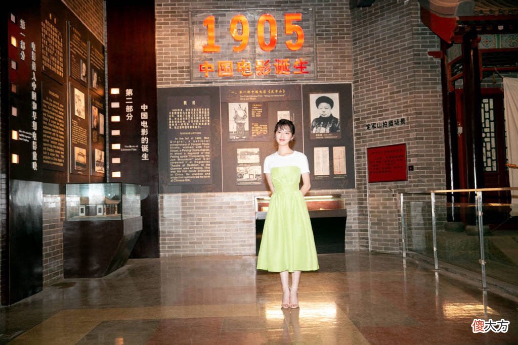 【时尚一点】邓恩熙穿白t背带裤，15岁就超有明星范，少女气息浓厚