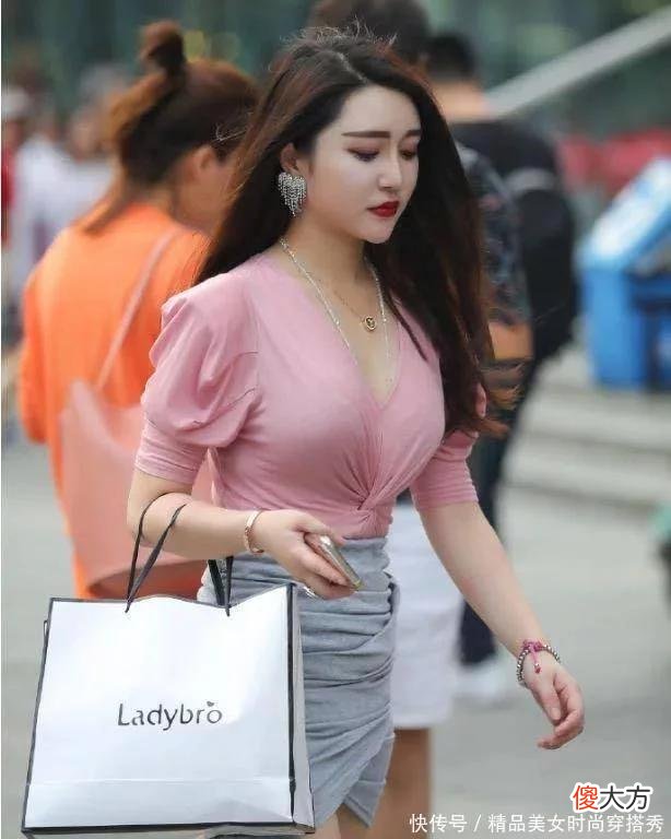 【时尚一点】贵妇用“毛巾”往身上转几圈就当裤子穿，还散发出时尚迷人的气息