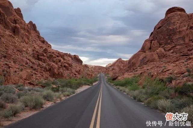 【十二星座】2022年，洪福齐天，爱情桃花旺，事业步步高，生肖富裕的三个生肖