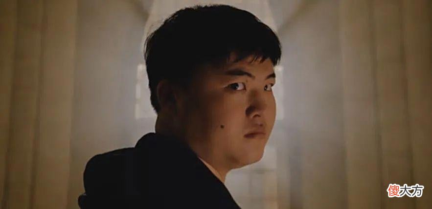 【游戏世界】LOL：比Uzi还惨？Faker直播间嘲讽弹幕刷屏，但有一点Uzi比不了