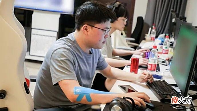 【游戏世界】LOL：比Uzi还惨？Faker直播间嘲讽弹幕刷屏，但有一点Uzi比不了