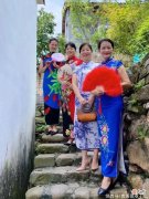 【就爱时尚】“老年姐妹团”才是普通人榜样，打扮洋气又优雅，个个都是时髦精